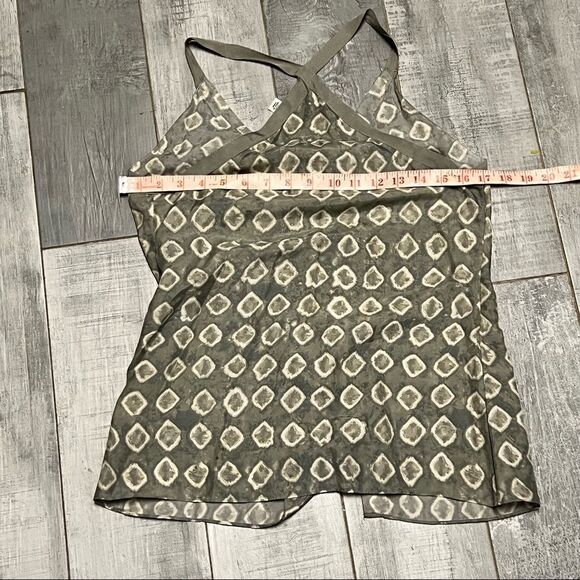 Banana Republic 100% Silk Army Green Ivory Ruffle Racer Back V Neck Blouse xs - Picture 7 of 11